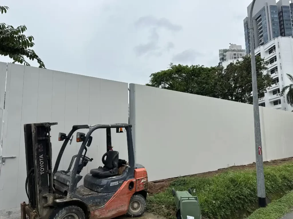 Construction Hoarding are Up at 32 Gilstead